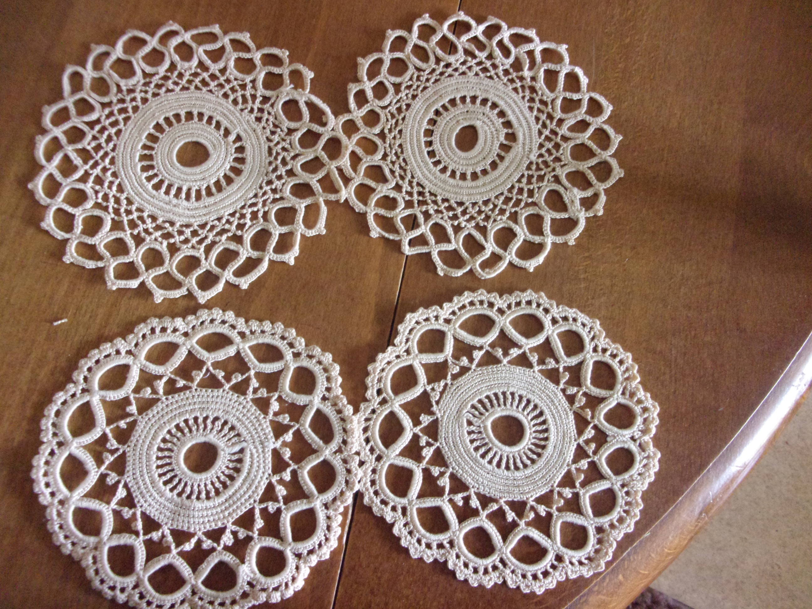 Quatre Petit Napperons Vintage , Petits Crocheté