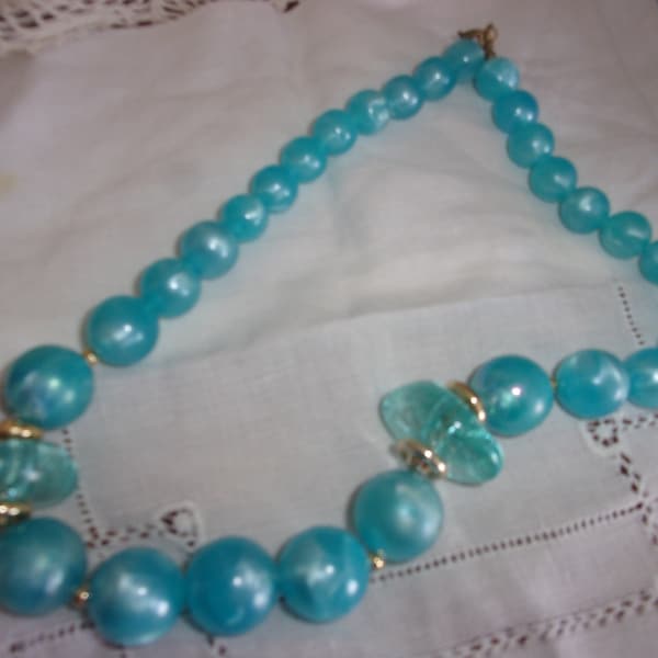 Collier vintage ,collier plastique perles plastiques bleues nacrées