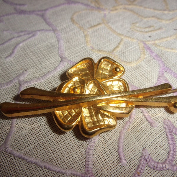 Beautiful Van Cleef & Arpels brooch Signed on the back VCA in gold metal, pin brooch