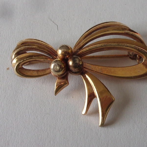 Petite broche en plaqué or lamine en forme de noeud ,broche vintage