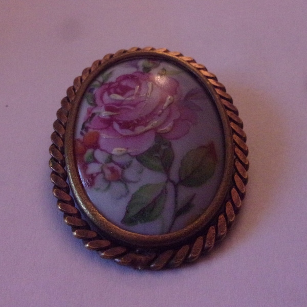 Broche ancienne en porcelaine de limoges ,broche medaillon bouton de rose en relief