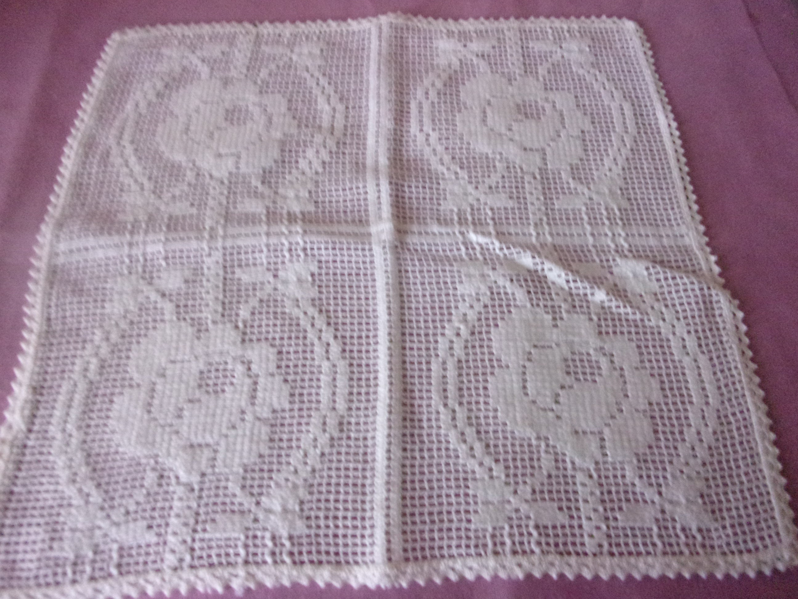 Napperon Carré Crocheté A La Main , Quatre Orné D Une Rose , Bapperon Vintage