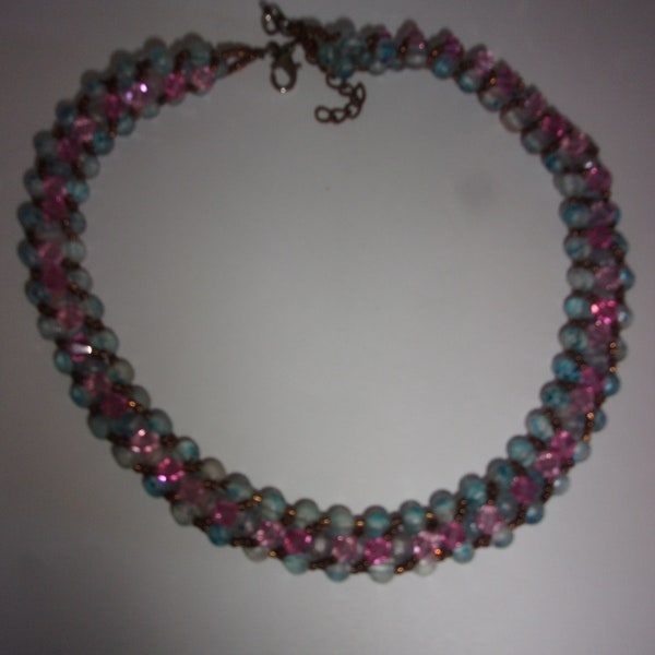 Tour de cou vintage ,collier en perles de verres roses et bleus