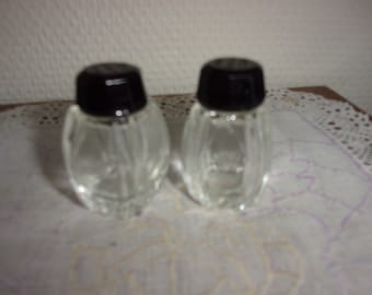 Zwei Salzstreuer aus Glas mit Bakelitkappen, kleine Salzstreuer Höhe 4,5 cm