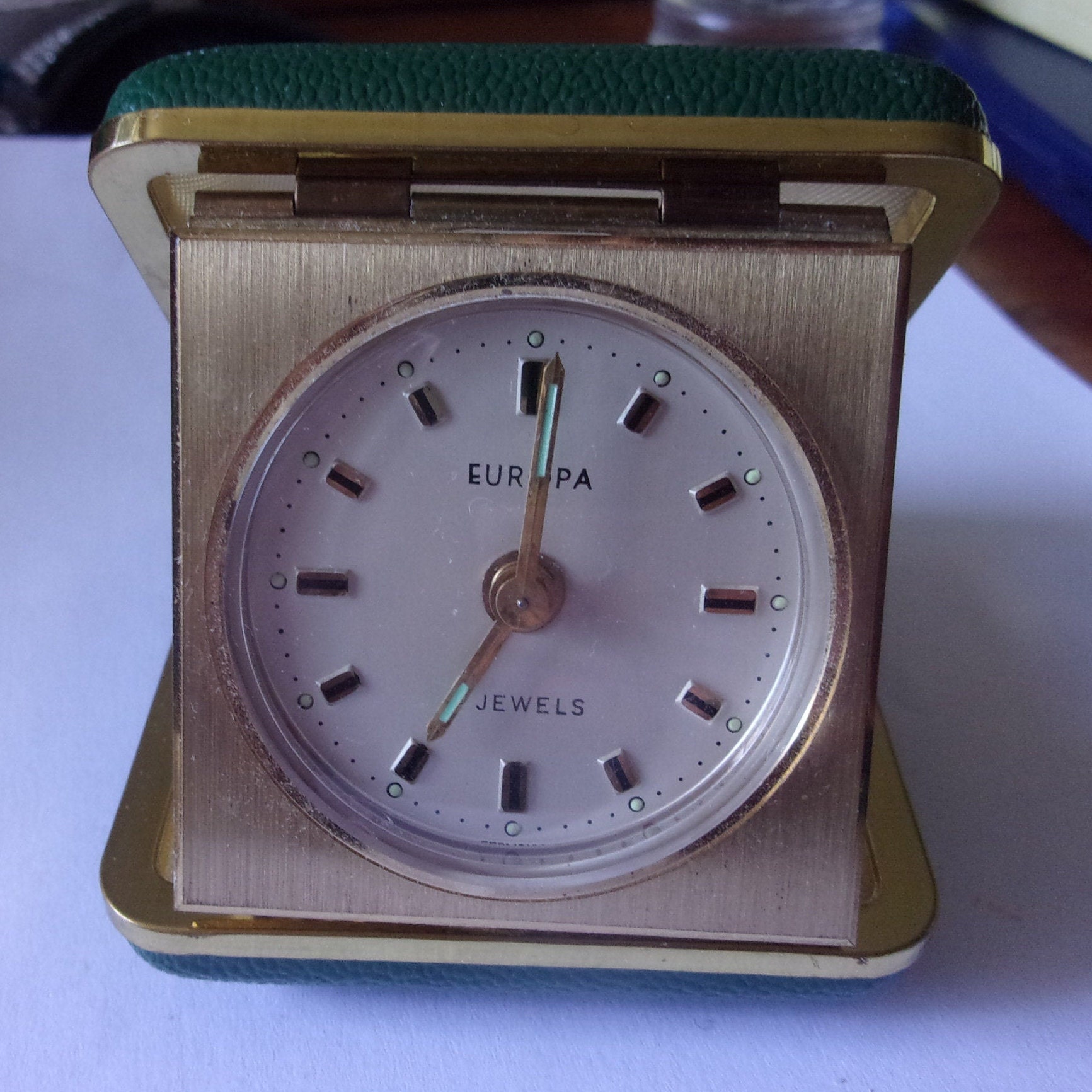 Reveil de Voyage Vintage Marque Europa 2 Jewels , Petit Réveil Carré , Cadran Rond , Années 60