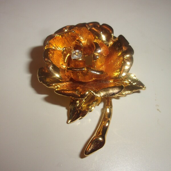 Broche vintage en forme de rose ,broche métal doré  strass coeur blanc