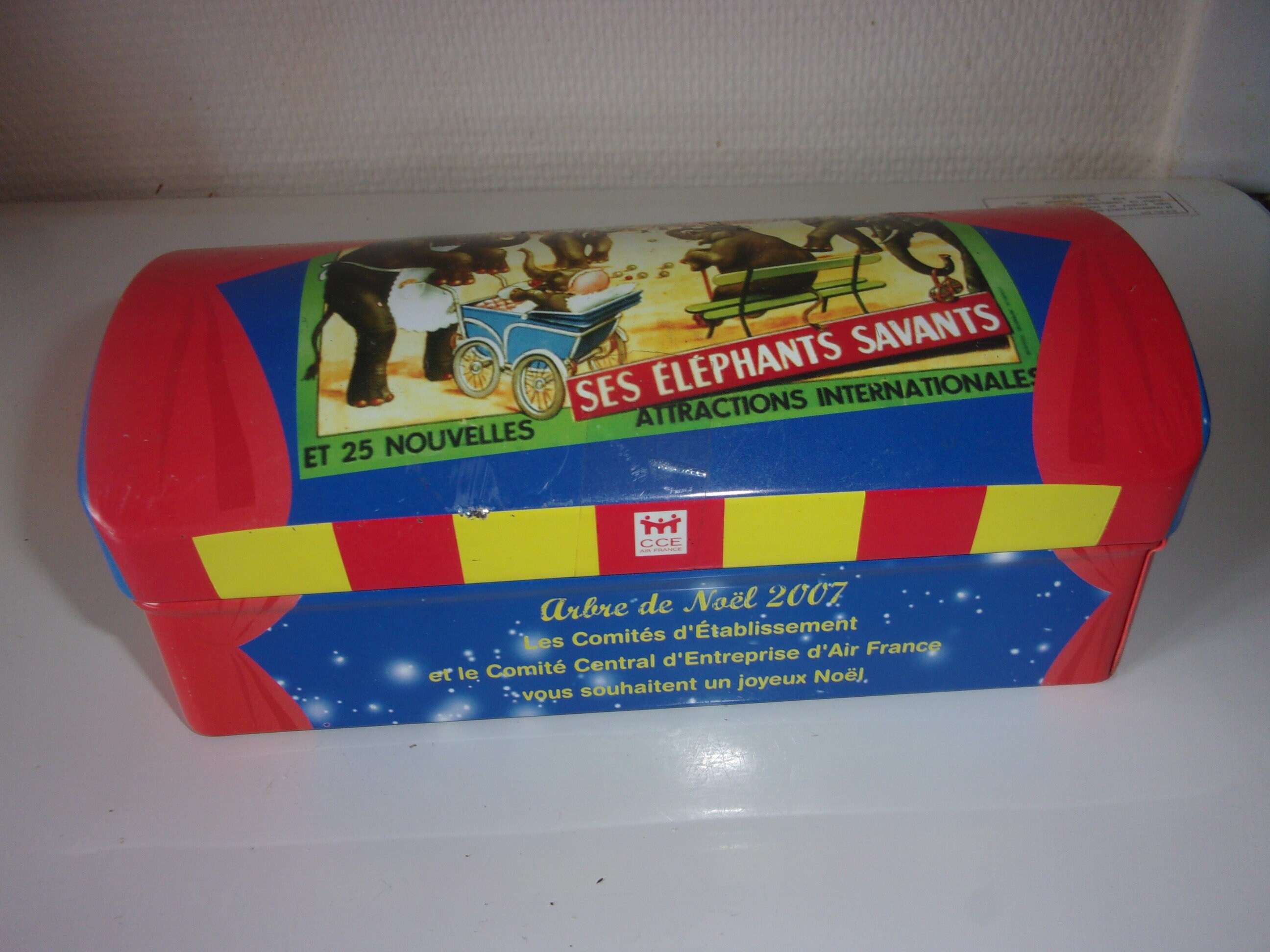 Boite en Fer Décor Cirque Pinder , Boite Forme Plumier Offerte Par Air France 2007