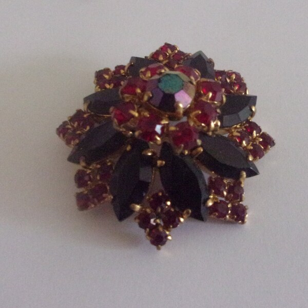 Broche vintage strass rouges et noirs ,broche ronde