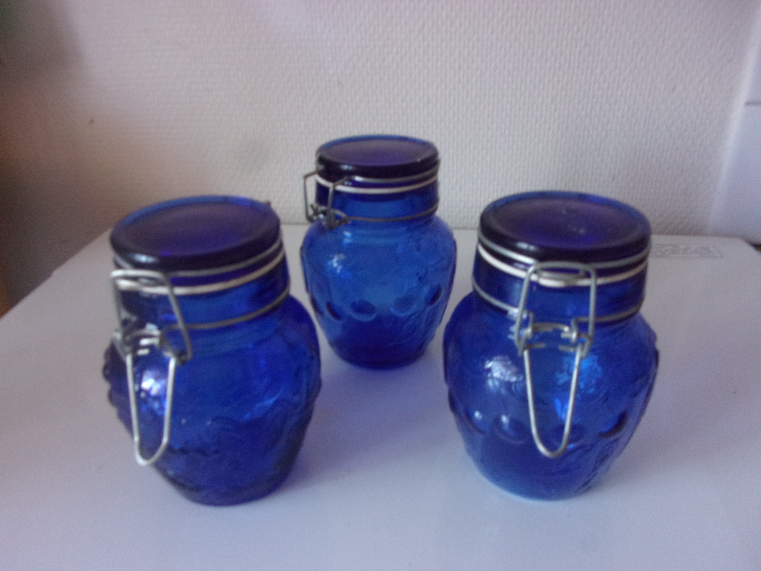 Trois Petits Bocaux Motifs Fruits , Trois Bleus Vintage