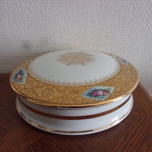 Bonbonnière ancienne en porcelaine signé lavergnes limoges ,