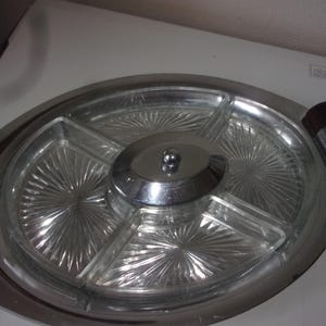 Bandeja para aperitivos con compartimento de cristal, bandeja de acero inoxidable con mango de madera, fuente de servir de forma ovalada.