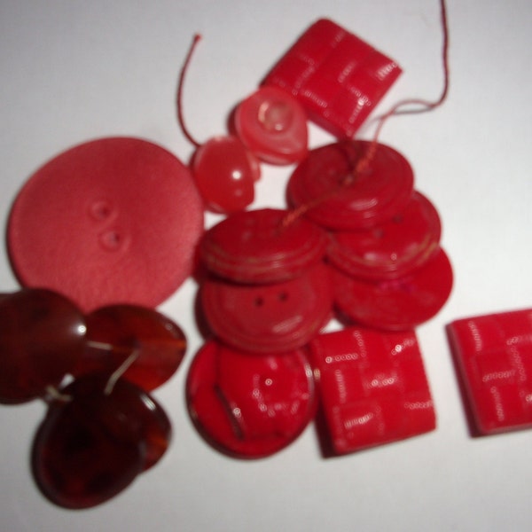 Lot de 17 boutons rouges vintages ,lot de 17 boutons diverses