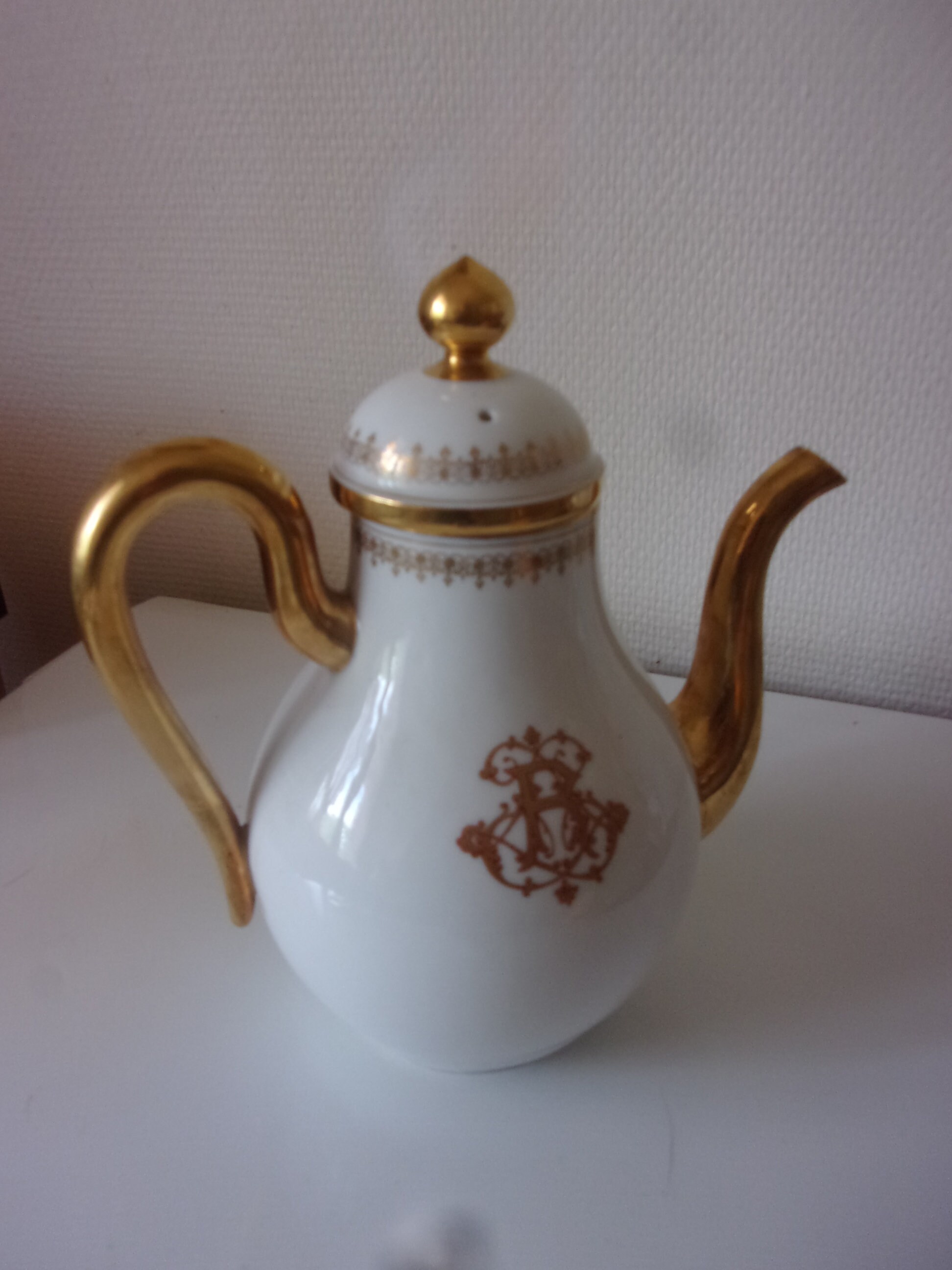 Cafetière Vintage , Cafetière en Porcelaine Blanche Monogrammée et Or