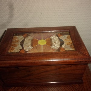 scatola di sigarette in legno con decorazione a forma di ali di farfalla ZITRIN BRASILE