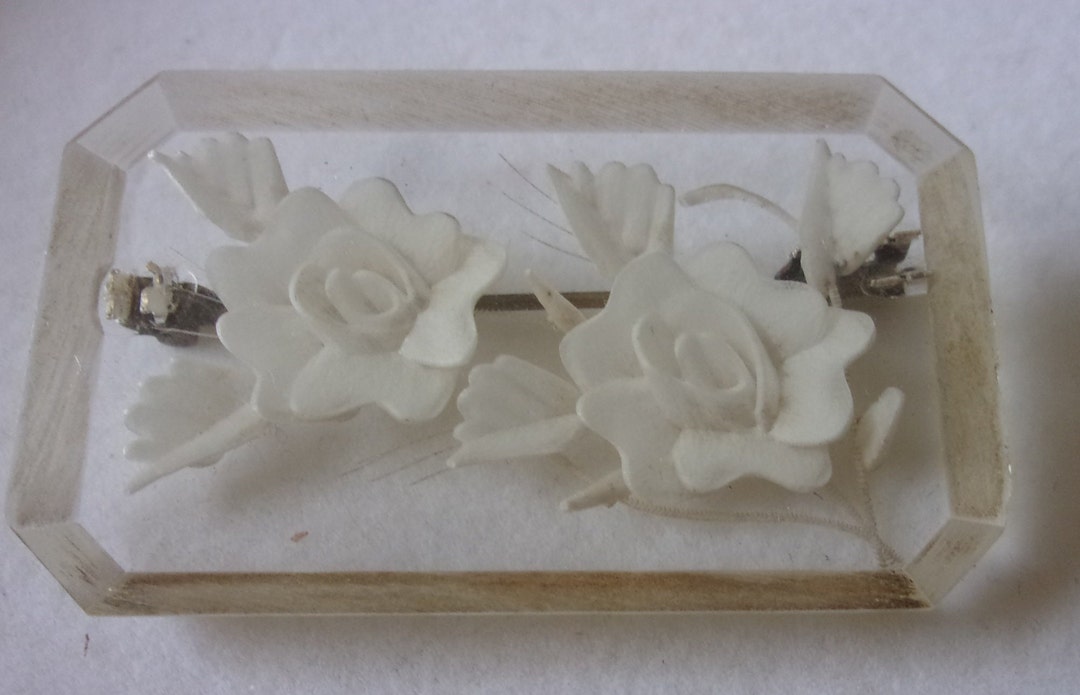 Broche Ancienne En Lucite Art Déco Gravée De Roses Blanches - Vintage - 4 Cm