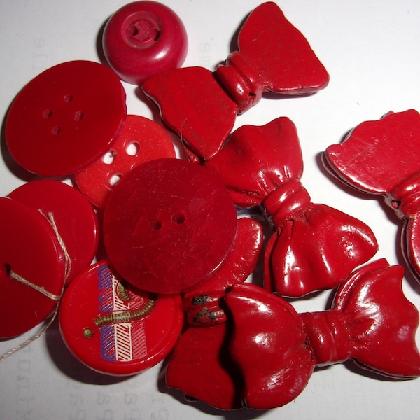 Boutons lot de 12 diverses vintage ,12 boutons tailles et forme diverses plastiques ,12 boutons rouges