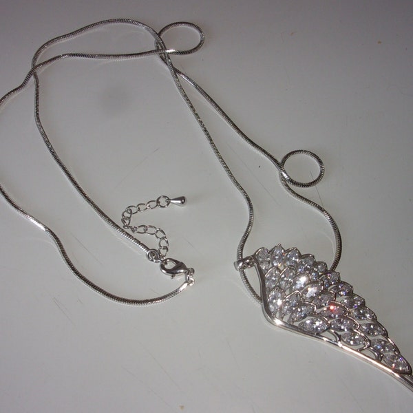 Pendentif vintage ,pendentif et chaine métal argenté et strass