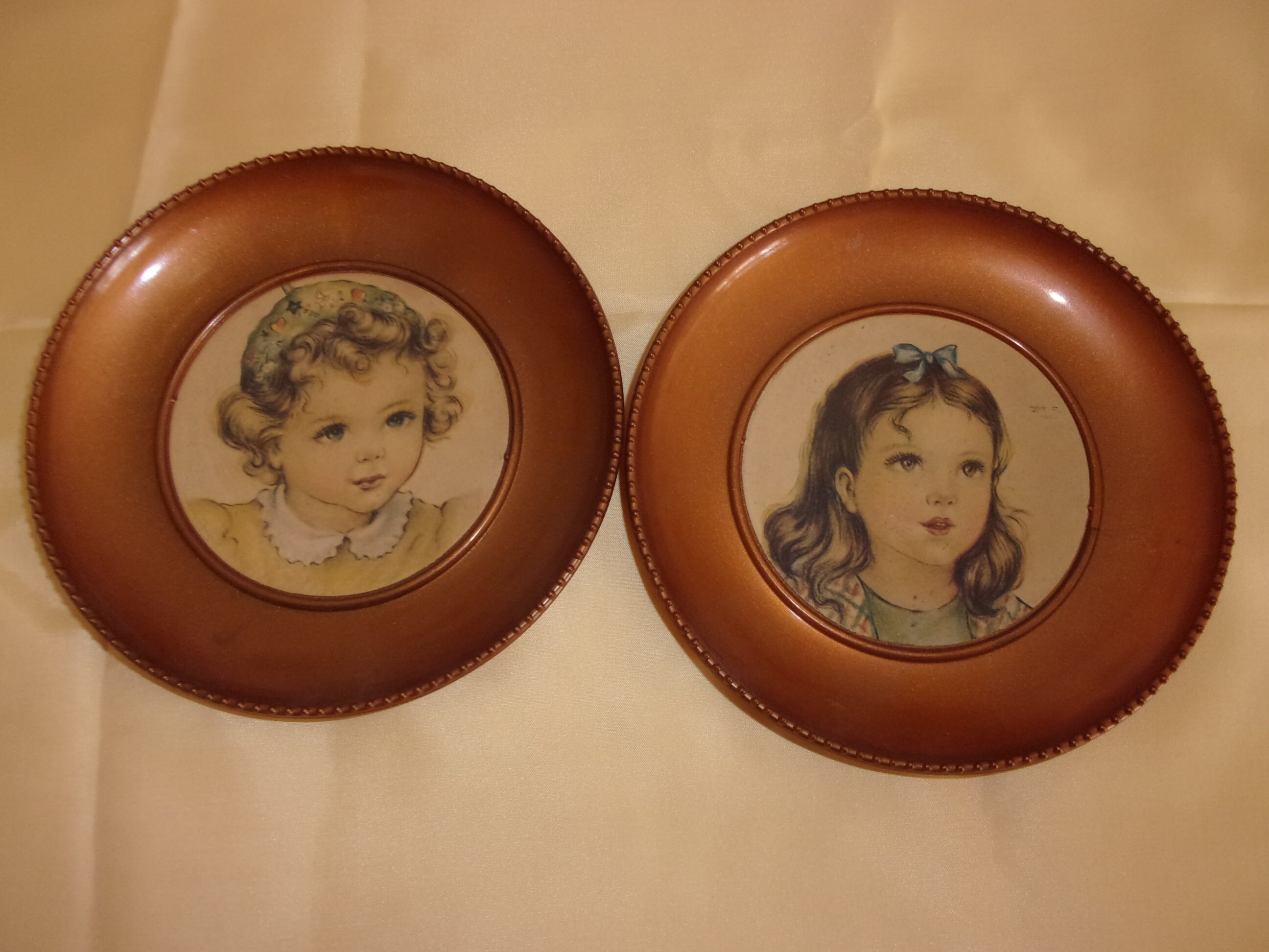 Paire de Cadre Vintage Ronds Motifs Visages Fillettes , 2 Cadres en Plastique avec Crochet