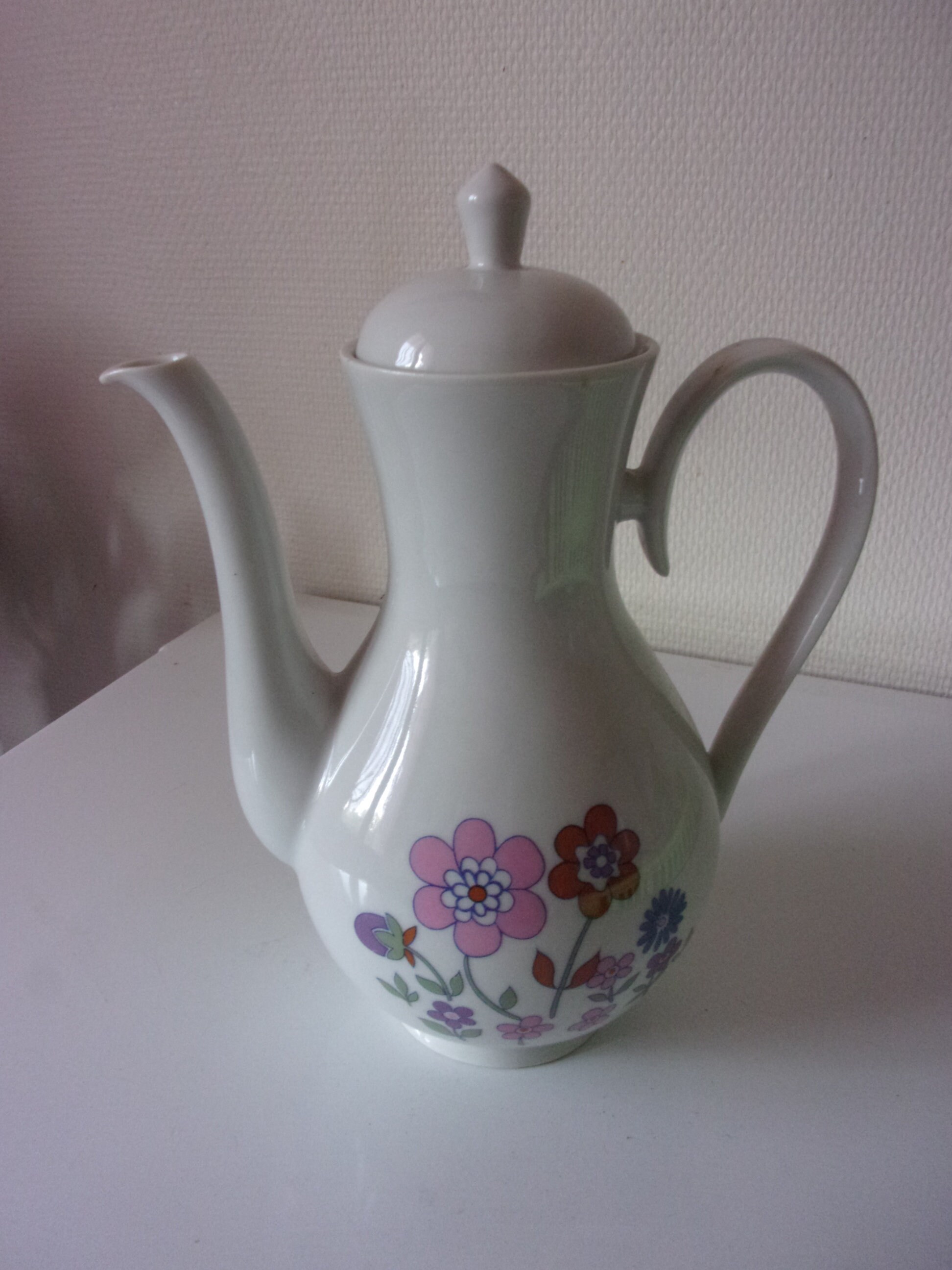 Cafetière en Porcelaine Du Berry , Elègante Cafetière France Modéle Haiti