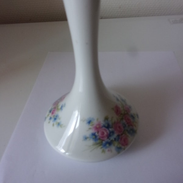 Vase vintage en porcelaine de LIMOGES ,vase soliflore décor fleuri