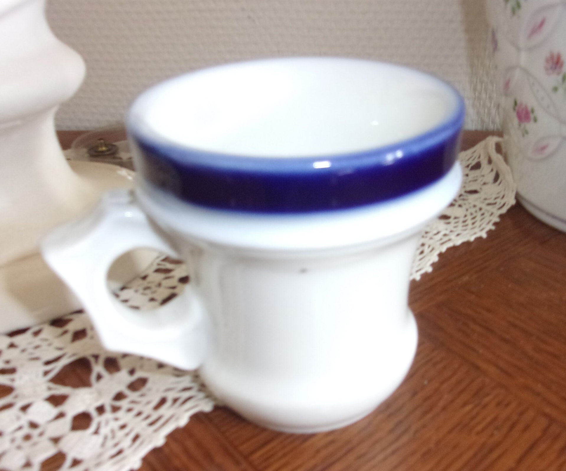 Tasse Ancienne Brûlot en Porcelaine Très Épaisse. Porcelaine Blanche, à Décor Bleu avec Fin Liseré O
