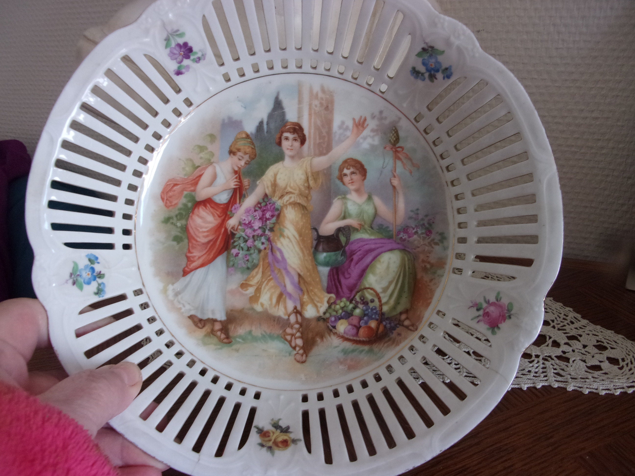 Plat Creux Porcelaine Ancienne , Plat Dentelé Décor Jeunes Filles et Fleurs 19 Iéme