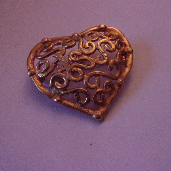 Broche vintage en forme de coeur en métal doré