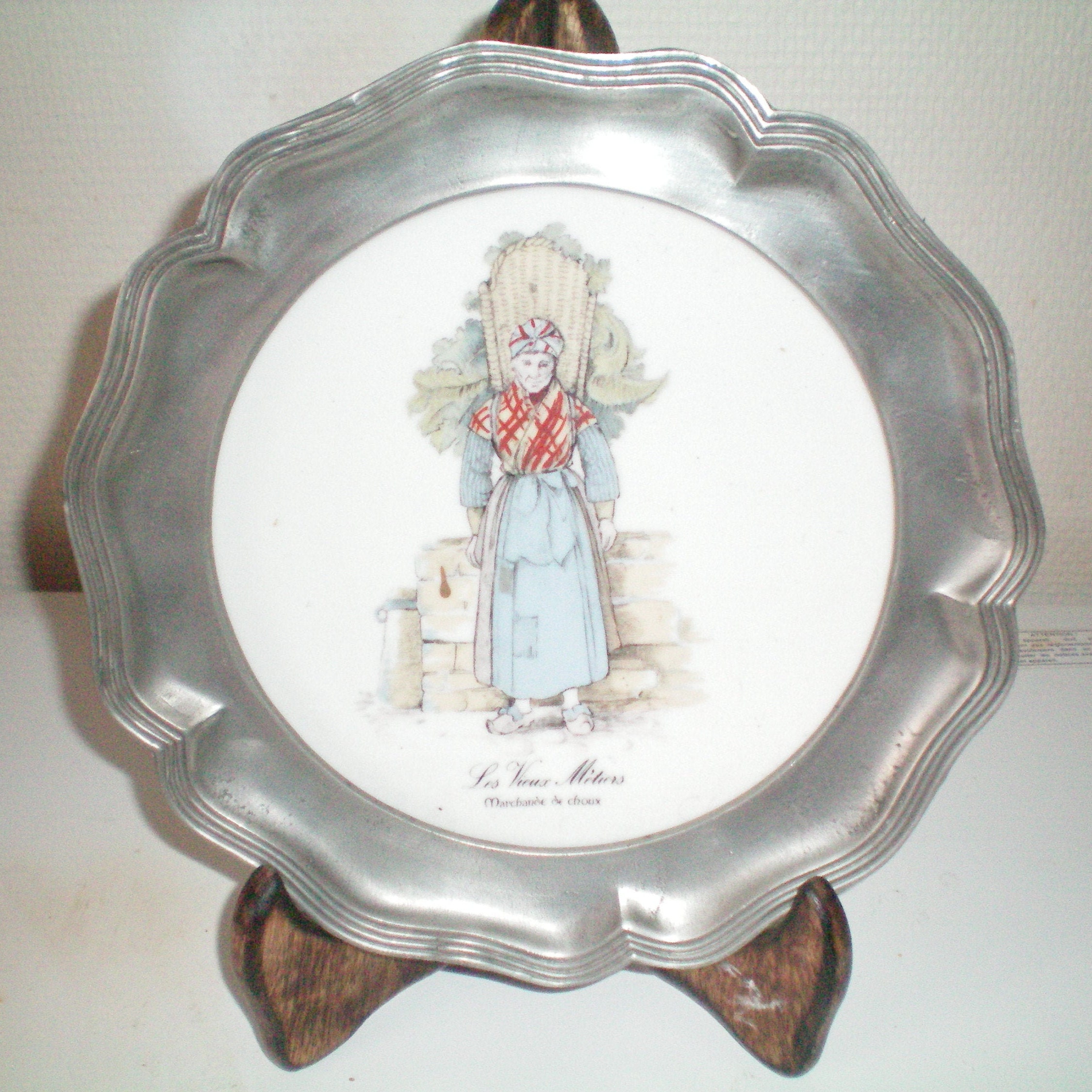 Assiette en Étain et Limoges , Assiette Les Vieux Métiers marchande de Choux