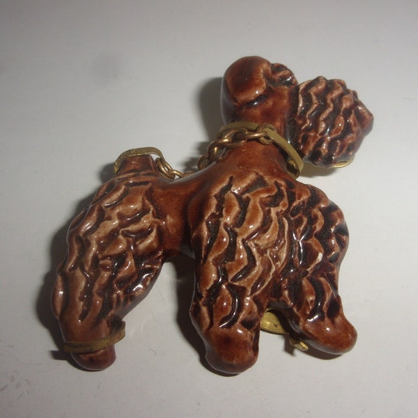 Broche vintage ,broche caniche en céramique monté sur laiton