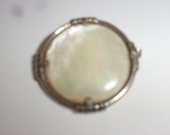 Broche ancienne forme ronde argent et nacre ,broche vintage