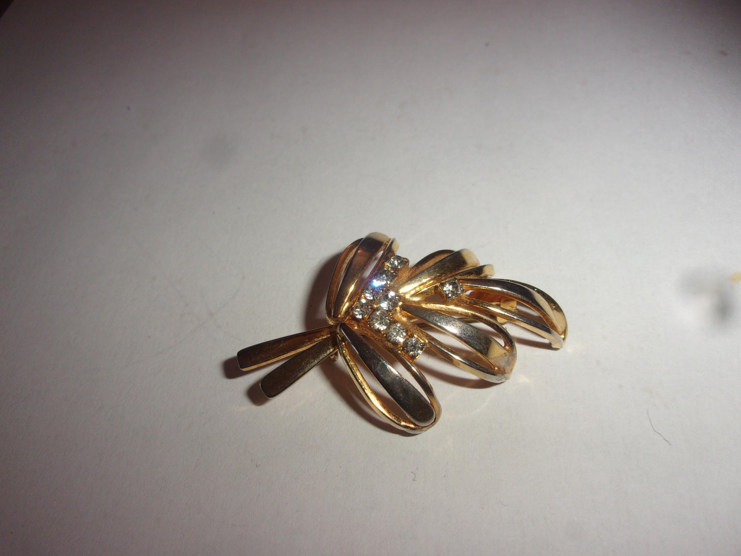 Broche Vintage Feuille En Métal Doré - Signée LDADPR, Très Bon état