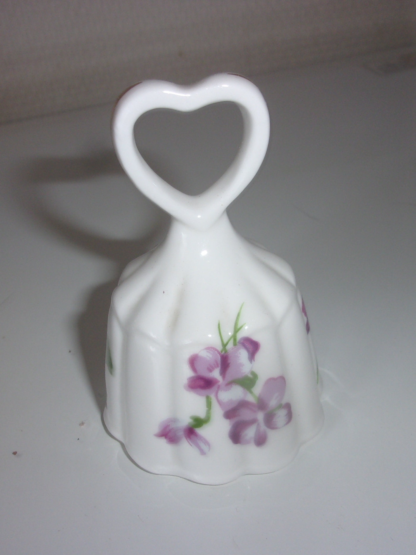 Clochette en Porcelaine Vintage , Pettite Cloche Céramique Décor Violette