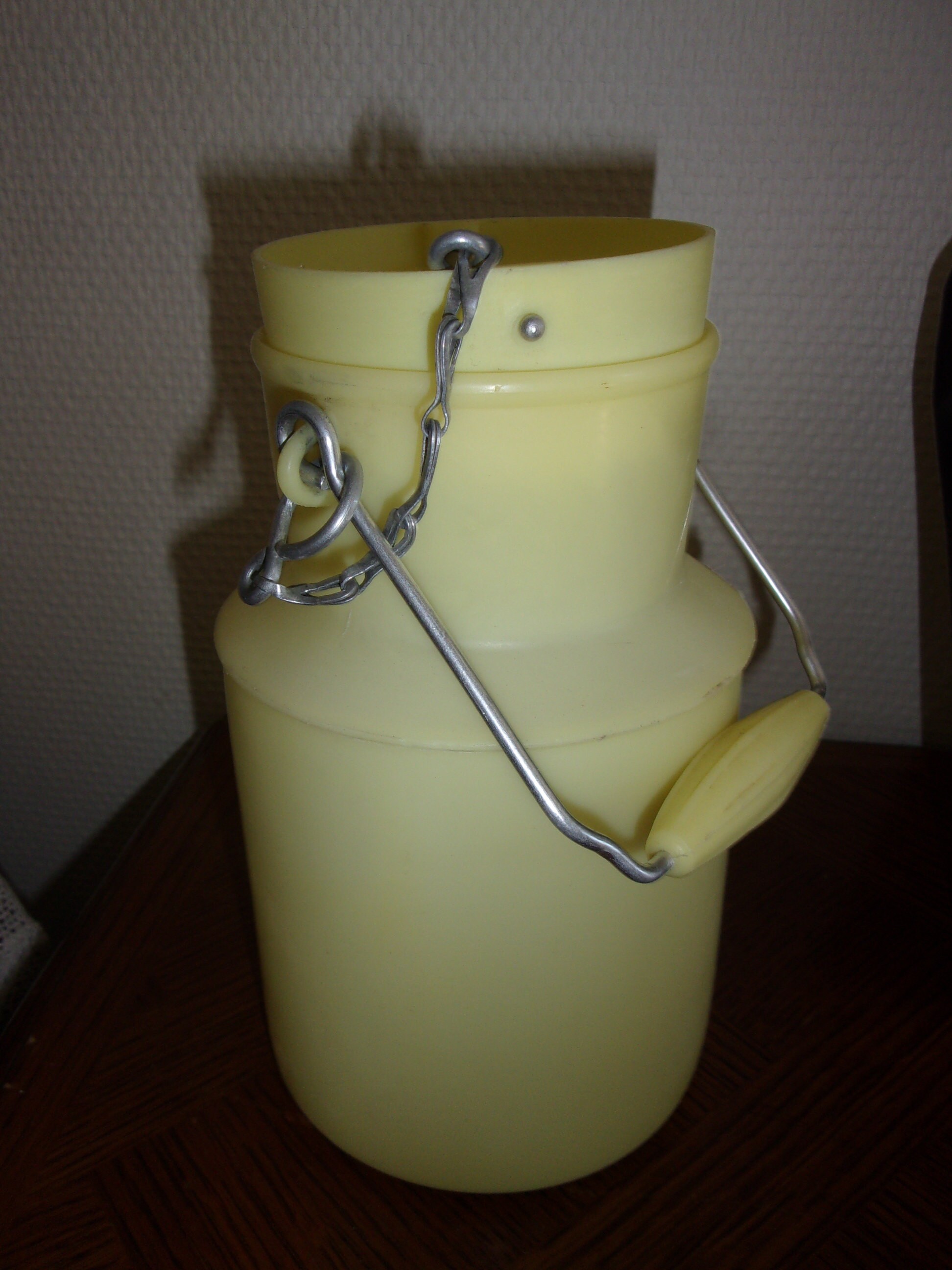 Pot A Lait en Plastique Vintage , Pot 1/2 Litre Nola Jaune Fabriqué France , Laitiére Plastique