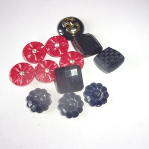 12 boutons fantaisies ,12 boutons differentes formes et differentes couleurs image 1