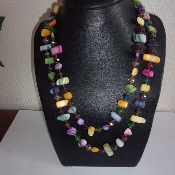 Sautoir vintage en perles de verres multicolores de formes diverses longueur total 102 cm