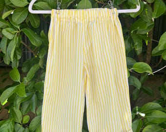 Calças infantis feitas à mão, tamanhos 4 e 5 australianos, confeccionadas com tecido de algodão reaproveitado.