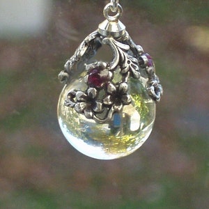 Bergkristalkwarts hanger ketting zwembaden van licht met robijnrode bloemen kap sterlingketting