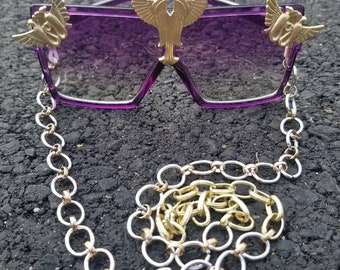 Lila solglasögon: Utsmyckade festivalglasögon med kedja