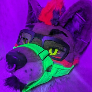 Museruola di lusso personalizzata in mochi minky per costumi furry, realizzata a mano da Norsewolf, spray profumato per costumi cosplay, imbracatura per cani furry fandom.