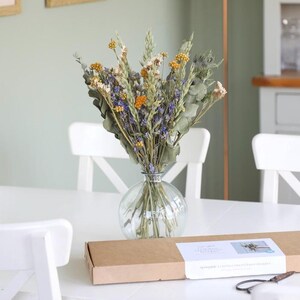 Buquê de flores secas Springtide Letterbox | Estilo náutico e costeiro | Presente de decoração para casa | Arranjo floral duradouro, presente atencioso