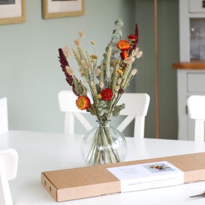 Buquê de flores secas Autumn Glow Letterbox | Decoração para casa laranja, bordô e verde | Presente para aniversário, agradecimento, casa nova, dia das mães