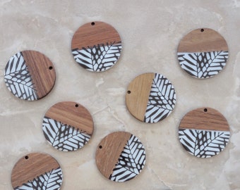 8 Resin Wood Pendants, leaf pattern, 35mm round, black and white botanic print
