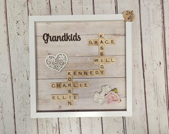 Marco de Scrabble con nombre de familia, arte de pared de árbol genealógico, nombres de fichas de Scrabble, regalo para el Día de la Madre, regalo para la abuela, marrón claro