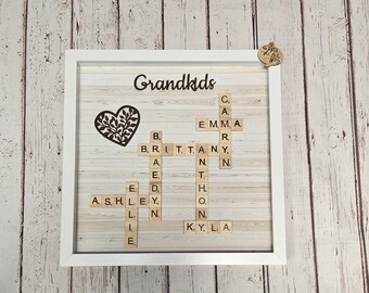 Marco de Scrabble con nombre de familia, arte de pared de árbol genealógico, nombres de fichas de Scrabble, regalo para el Día de la Madre, regalo para la abuela, marrón claro