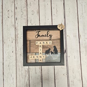 Art cadre nom de famille Scrabble, art mural arbre généalogique, noms de tuiles de Scrabble, cadeau fête des mères pour elle, cadeau grand-mère, chambre d'hôtes sombre