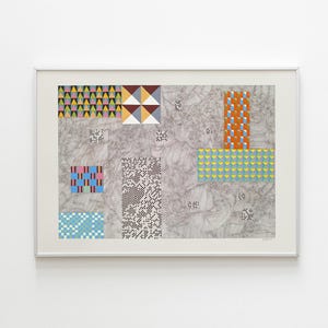 Può includere: Stampa artistica astratta incorniciata. L'opera presenta vari motivi geometrici nei colori giallo, rosa, blu e arancione, su uno sfondo grigio strutturato. I motivi includono triangoli, quadrati e disegni pixelati.