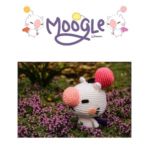 Könnte beinhalten: Ein weißes, gehäkeltes Moogle-Plüschtier mit rosa Ohren und einer rosa Nase. Das Spielzeug sitzt in einem Bett aus lila Blumen.