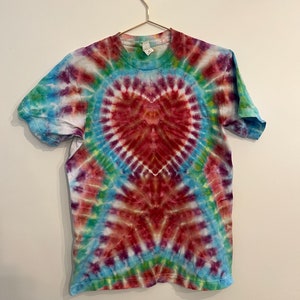 Maglietta tie-dye a forma di cuore, taglia media