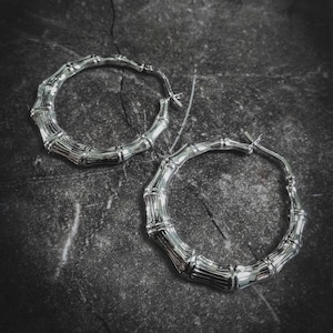 Zilveren 925 Bones Hoops Oorbellen Medium Groot Formaat- Origineel ontwerp-macabere juwelen-Boho Oorbellen- Minimalistische Design Juwelen- Beperkte hoeveelheid