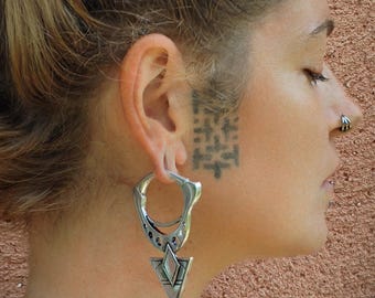 Peso de oreja unisex con clicker, de latón o plata, con diseño geométrico industrial inspirado en los tuareg. Nueva colección. Diseño exclusivo. Orejas estiradas. Tribal.